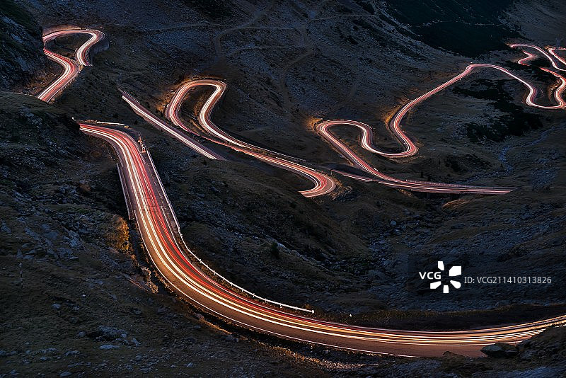 夜间道路上的光轨高角度视图图片素材