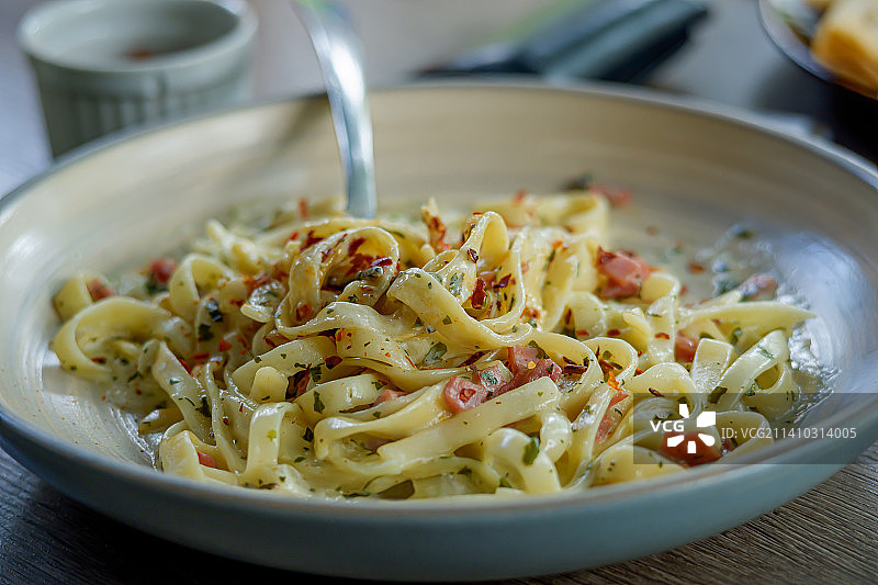 桌上碗里的意面特写图片素材