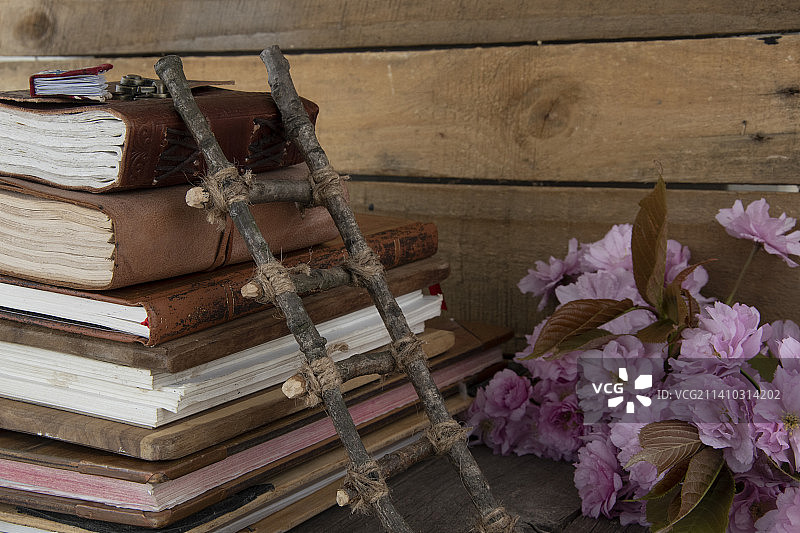 一堆老木制书本与微型木梯和微型木书，英国图片素材