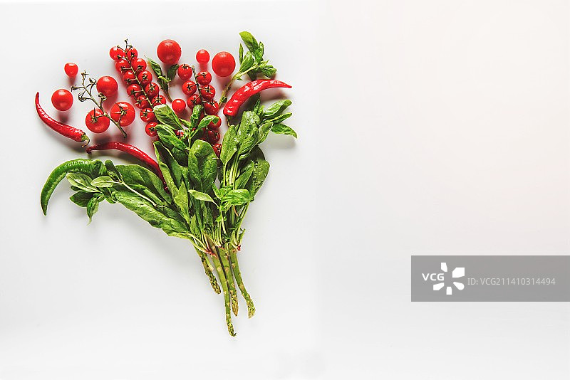 白色背景上的红色辣椒特写图片素材