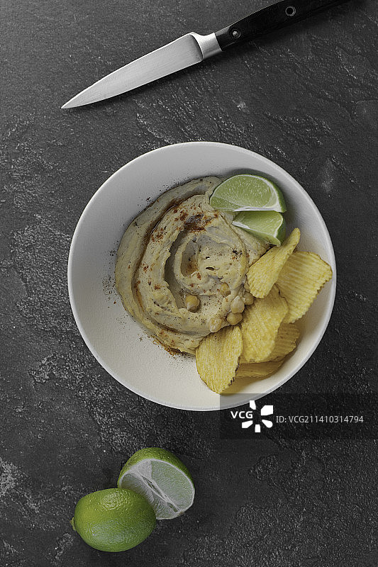 高角视角的食物在碗上的桌子图片素材