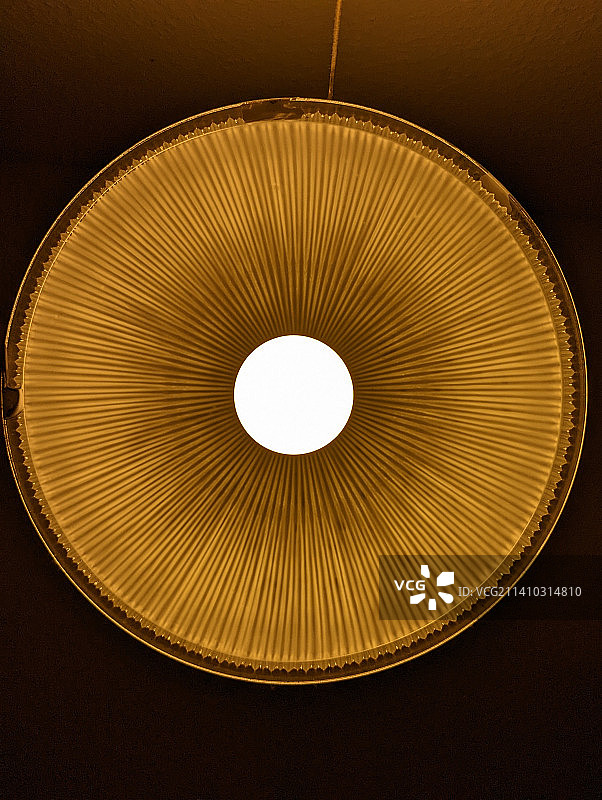 仰视悬挂在天花板上的吊灯图片素材