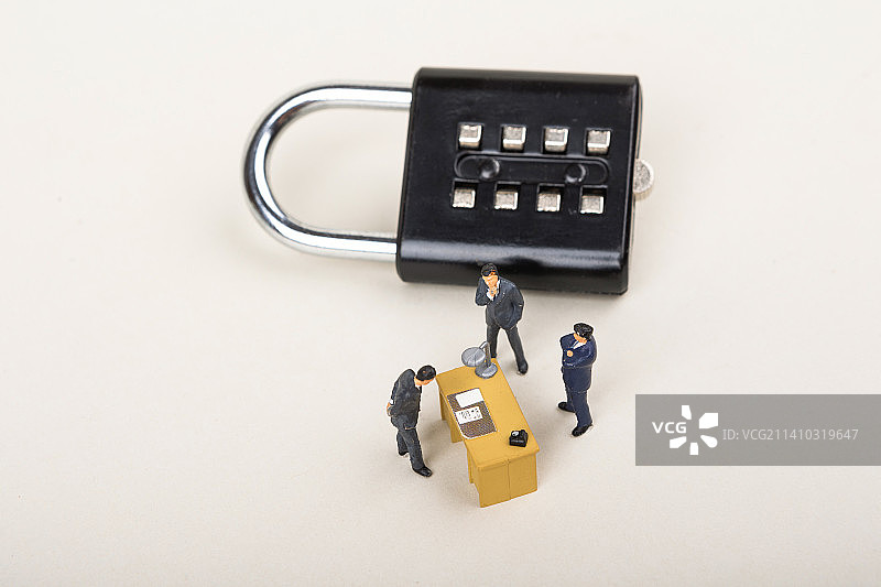 微缩创意景观商务人士思考密码锁安全问题图片素材