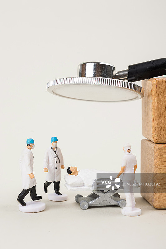 微缩创意景观医疗人员救助病人图片素材