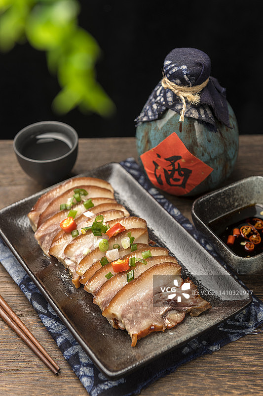 一盘猪头肉摆放在木桌面上特写图片素材