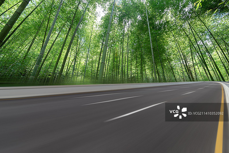 穿行在竹林中的道路图片素材