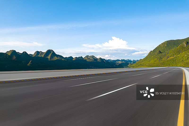 夕阳下行驶在万峰林中的道路图片素材