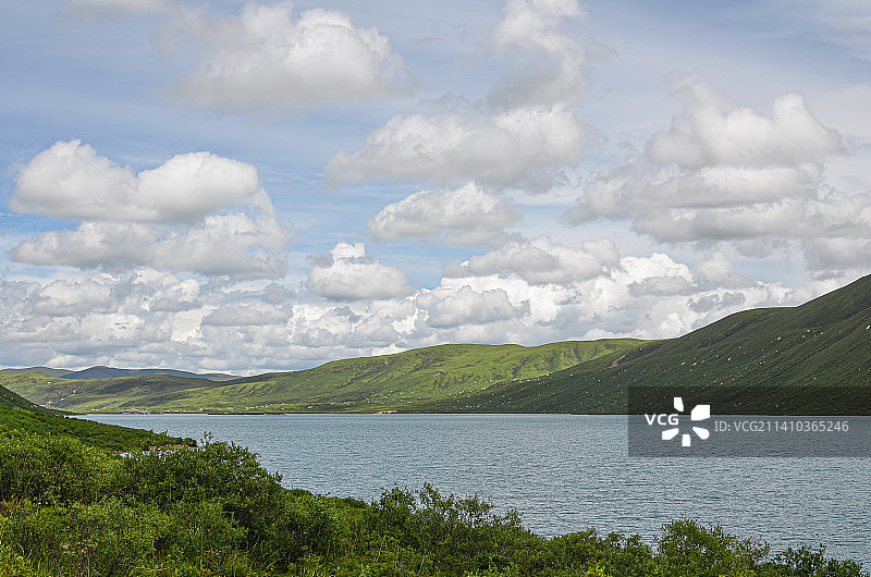 蓝天白云下的青海果洛年保玉则仙女湖图片素材