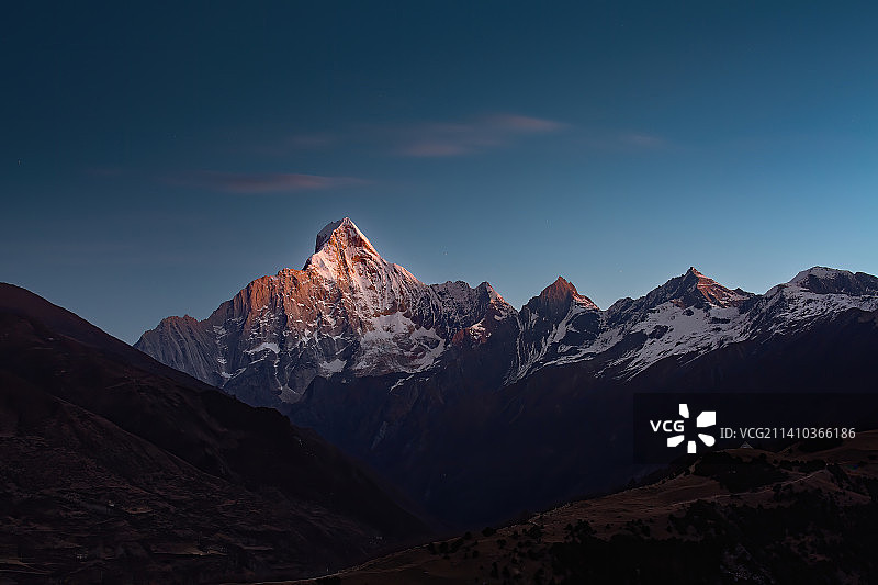 中国四川省小金县四姑娘山风景区幺妹峰图片素材