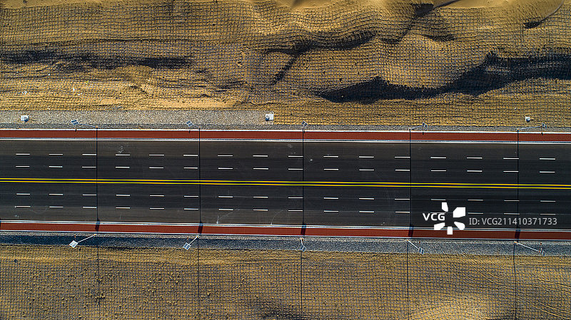 宁夏中卫--沙漠里的太阳能光伏发电图片素材