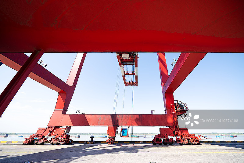 集装箱货运码头装卸集装箱图片素材