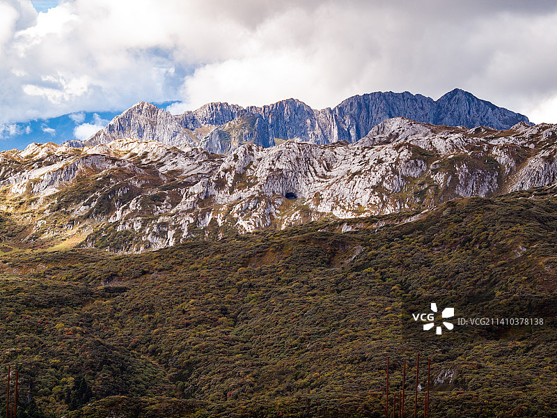 秋日云南省迪庆香格里拉石卡雪山主峰图片素材