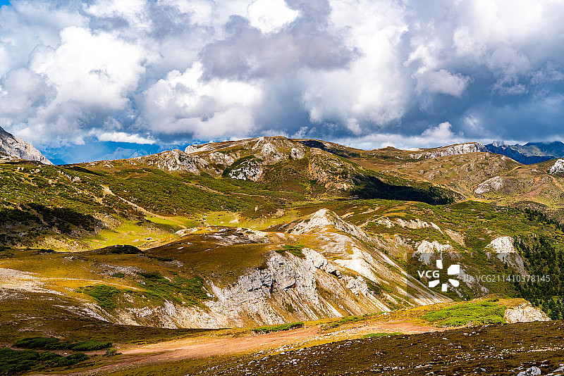 秋日云南省迪庆香格里拉石卡雪山主峰图片素材