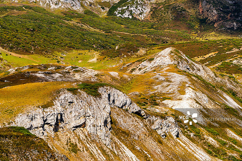 秋日云南省迪庆香格里拉石卡雪山主峰图片素材