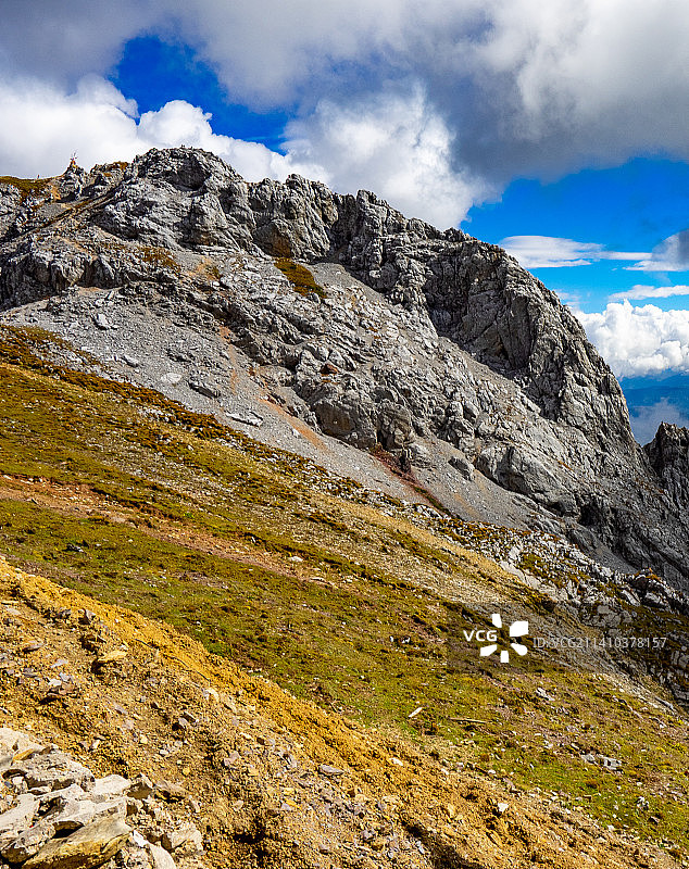 秋日云南省迪庆香格里拉石卡雪山主峰图片素材