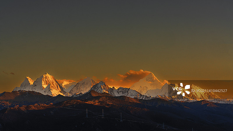 贡嘎夕照 四川康定以南的贡嘎群峰有45座都在6000以上，主峰7556米为蜀山之王，是世界第30高峰图片素材