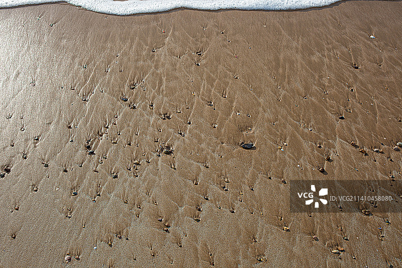 秦皇岛阿那亚海滩和溅起的浪花图片素材