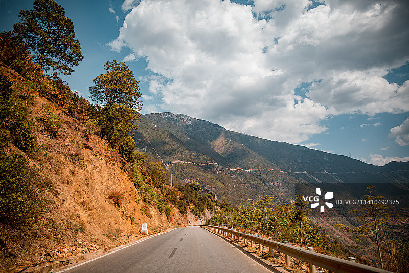 中国四川凉山州山路的风光图片素材