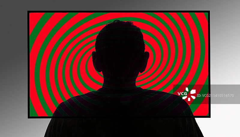 在旋转电视屏幕前的男人图片素材