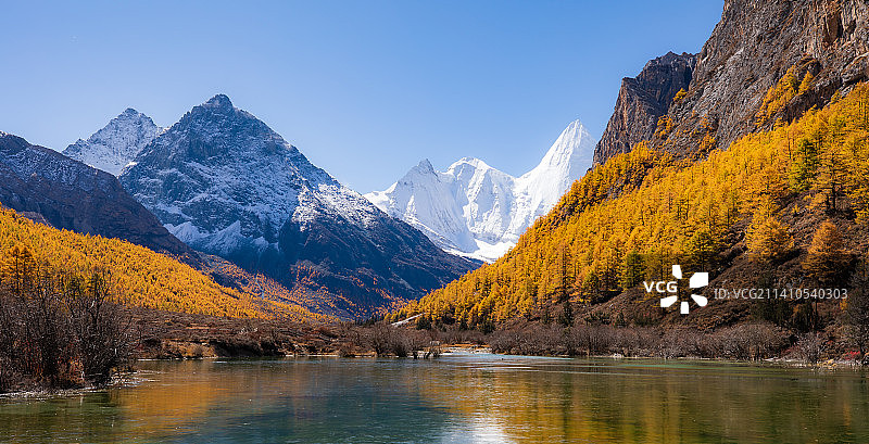 秋天的稻城亚丁神山央迈勇与森林湖泊图片素材