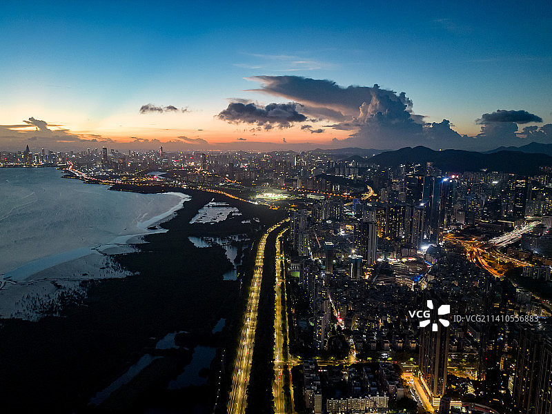 深圳湾夕阳丁达尔效应耶稣光图片素材