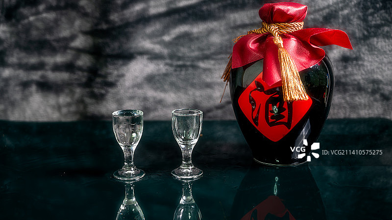 一杯酒一生朋友 把酒斟满 白酒图片素材