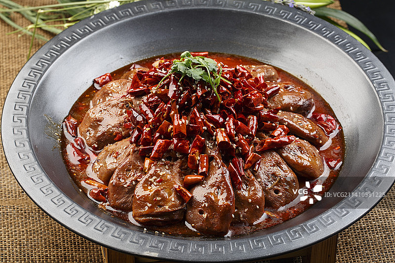 铁锅装的干锅辣鸭头图片素材