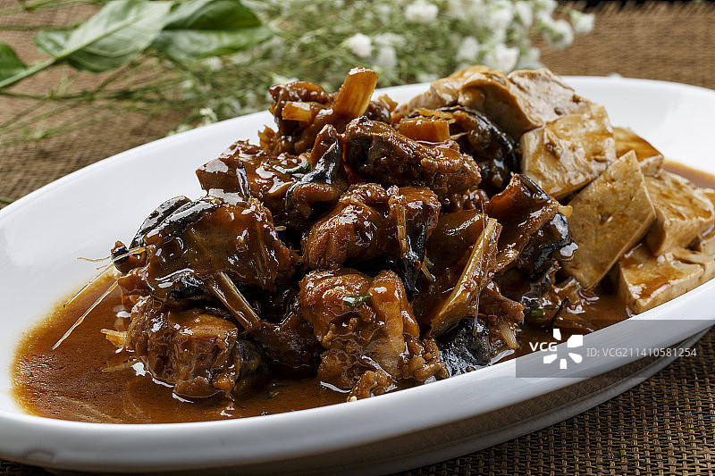 白色瓷盘装的鲶鱼炖豆腐图片素材