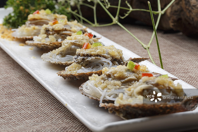 炭烤蒜蓉粉丝生蚝图片素材