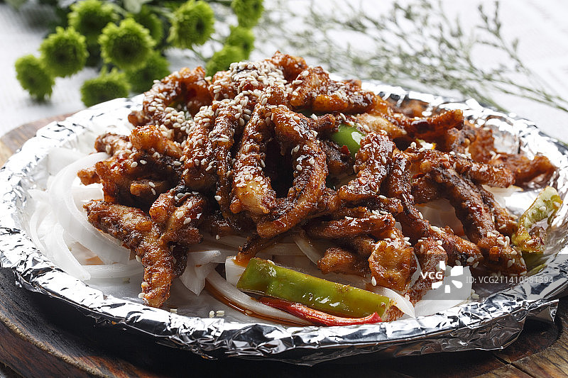 锡纸铁盘装的干煸鱿鱼须图片素材