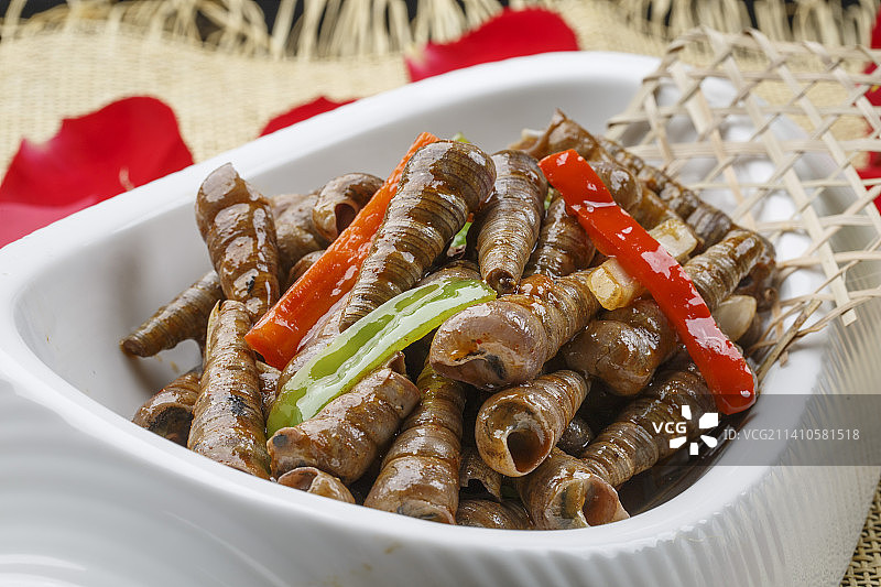 异形白瓷盘装的海鲜辣炒珍螺（钉子螺）图片素材