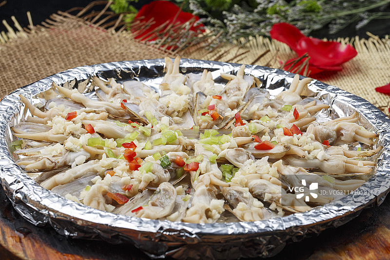 锡纸铁盘装的蒜蓉粉丝铁板蛏子图片素材