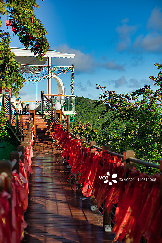 晴天蓝天白云城市建筑群风光三亚鹿回头公园俯瞰三亚全景图片素材