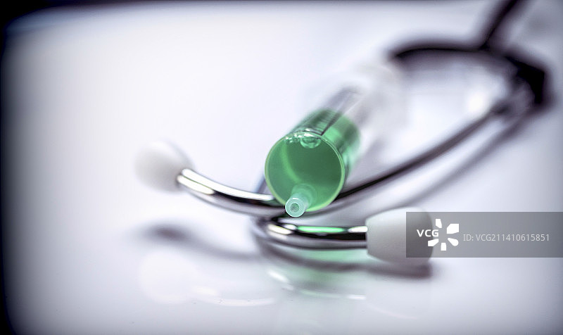 听诊器和注射器图片素材