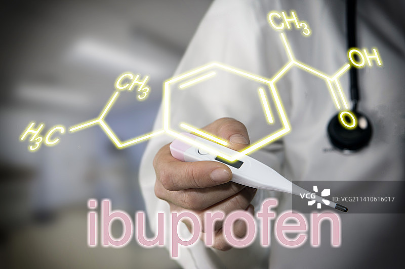 医生手持体温计和布洛芬配方图片素材