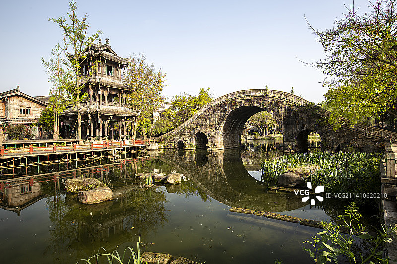 水中倒映下的四川省成都市黄龙溪古镇图片素材