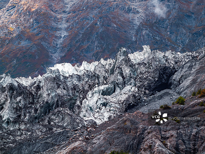 秋季云南梅里雪山明永冰川与森林图片素材
