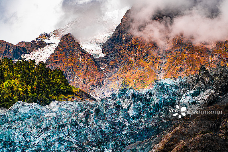 秋季云南梅里雪山明永冰川与森林图片素材