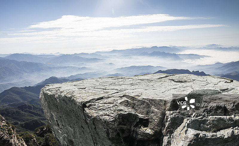 山顶岩石平台与户外自然风景，汽车广告背景图图片素材