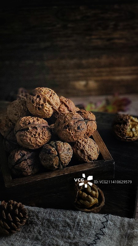 桌上核桃特写镜头图片素材