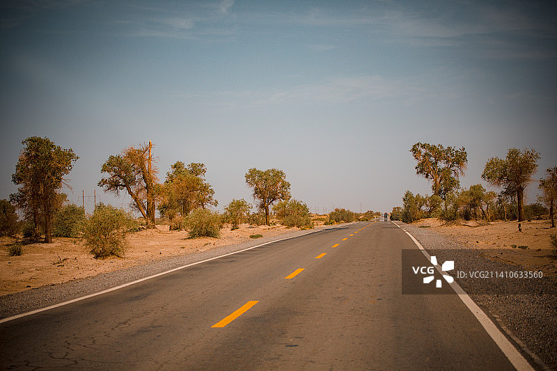 中国新疆巴音郭楞东线沙漠公路图片素材