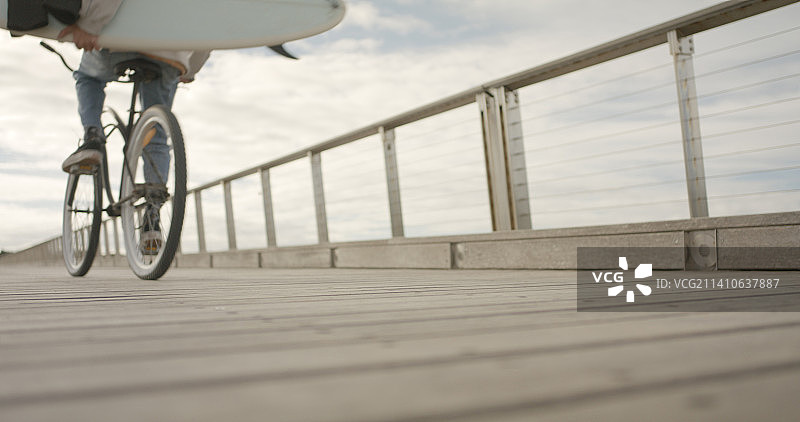 冲浪者带着冲浪板和潜水服走向海滩图片素材