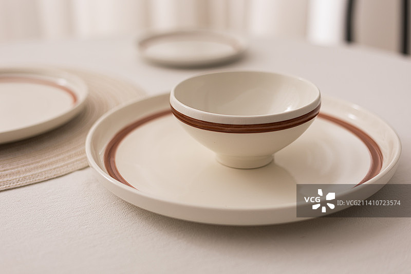 餐厅餐桌上的复古餐具套装盘子碟碗图片素材