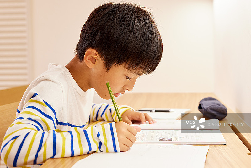 日本小孩在家学习图片素材