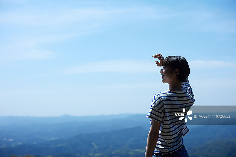 在城市公园里的年轻日本女人图片素材