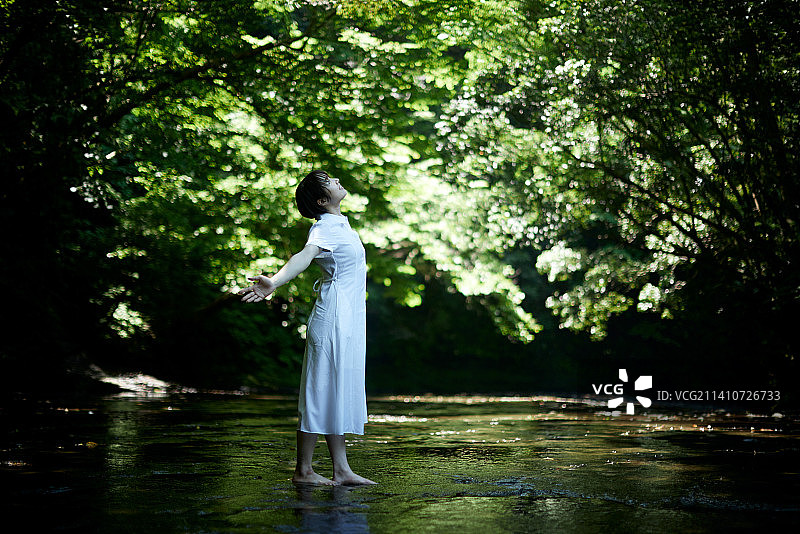 在城市公园里的年轻日本女人图片素材