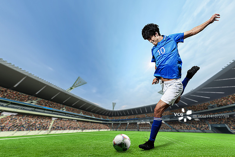 足球运动员踢球图片素材