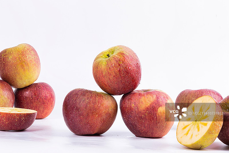 新鲜脆甜的冰糖心丑苹果图片素材