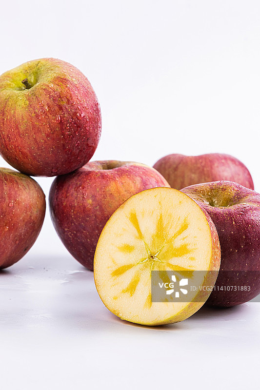 新鲜脆甜的冰糖心丑苹果图片素材