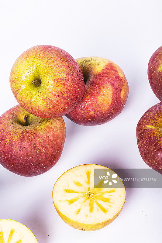 新鲜脆甜的冰糖心丑苹果图片素材